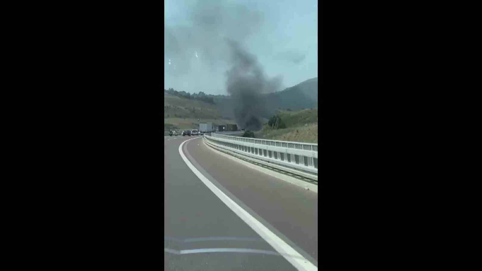 Hafif ticari araç otobanda alev alev yandı