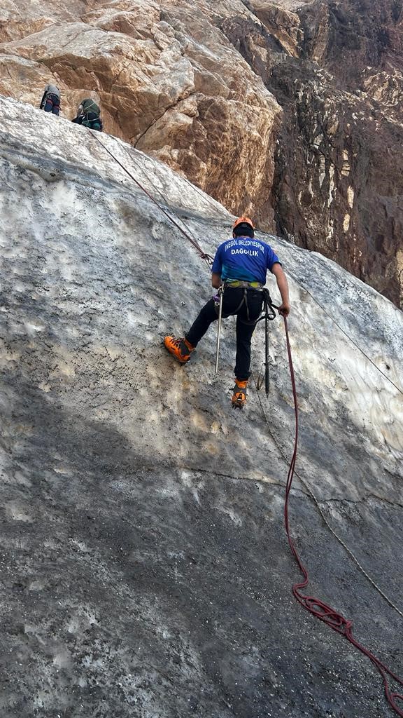 İnegöllü sporcular Cilo Dağı’nda buz tırmanış eğitimine katıldı