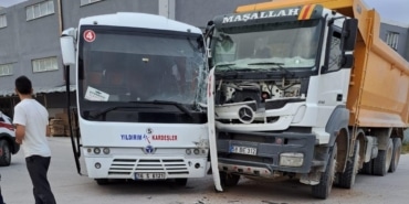 Kamyon ile minibüs çarpıştı: 1 yaralı