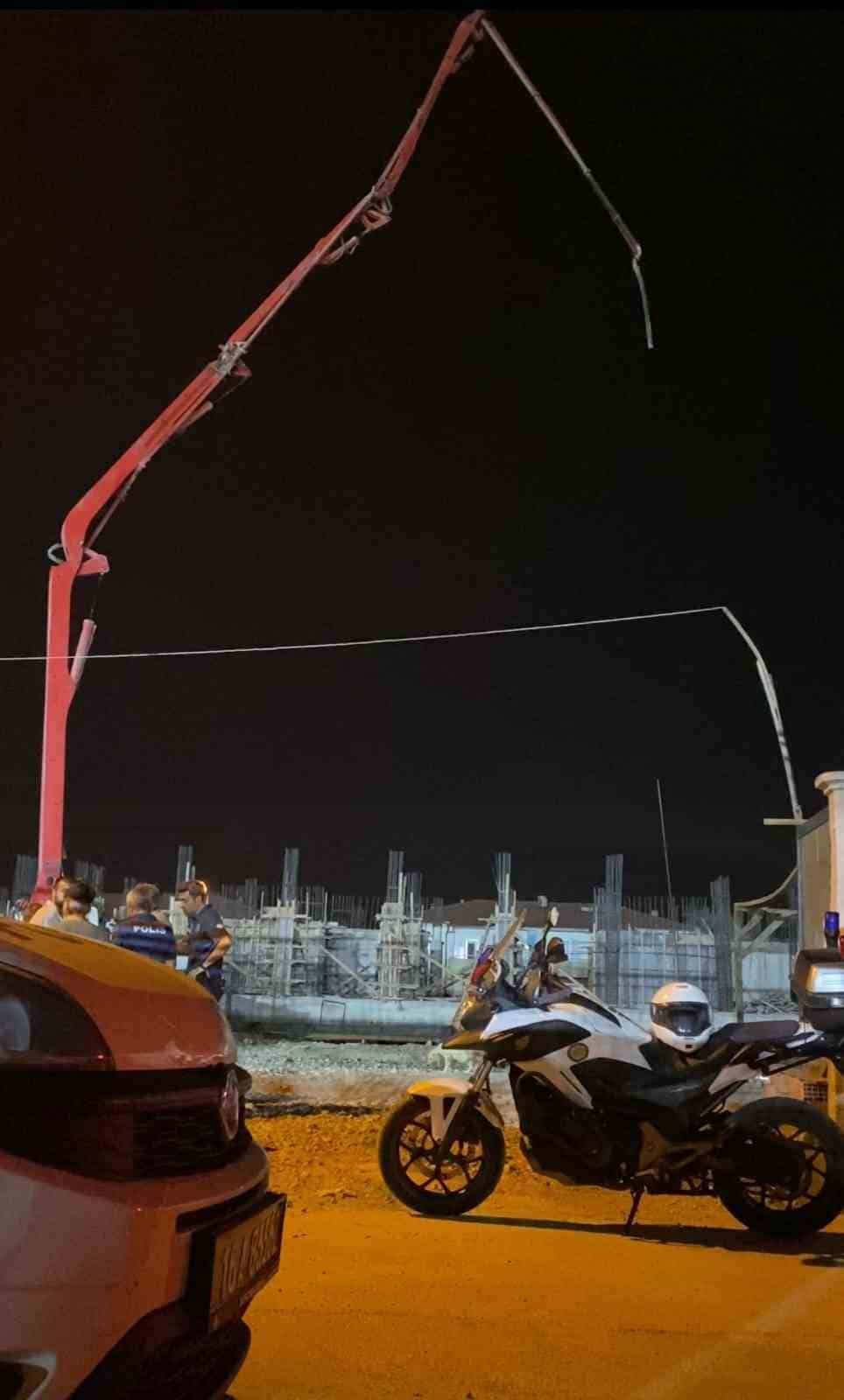 Okul inşaatında beton mikserinin hortumu çarptı, ağır yaralandı