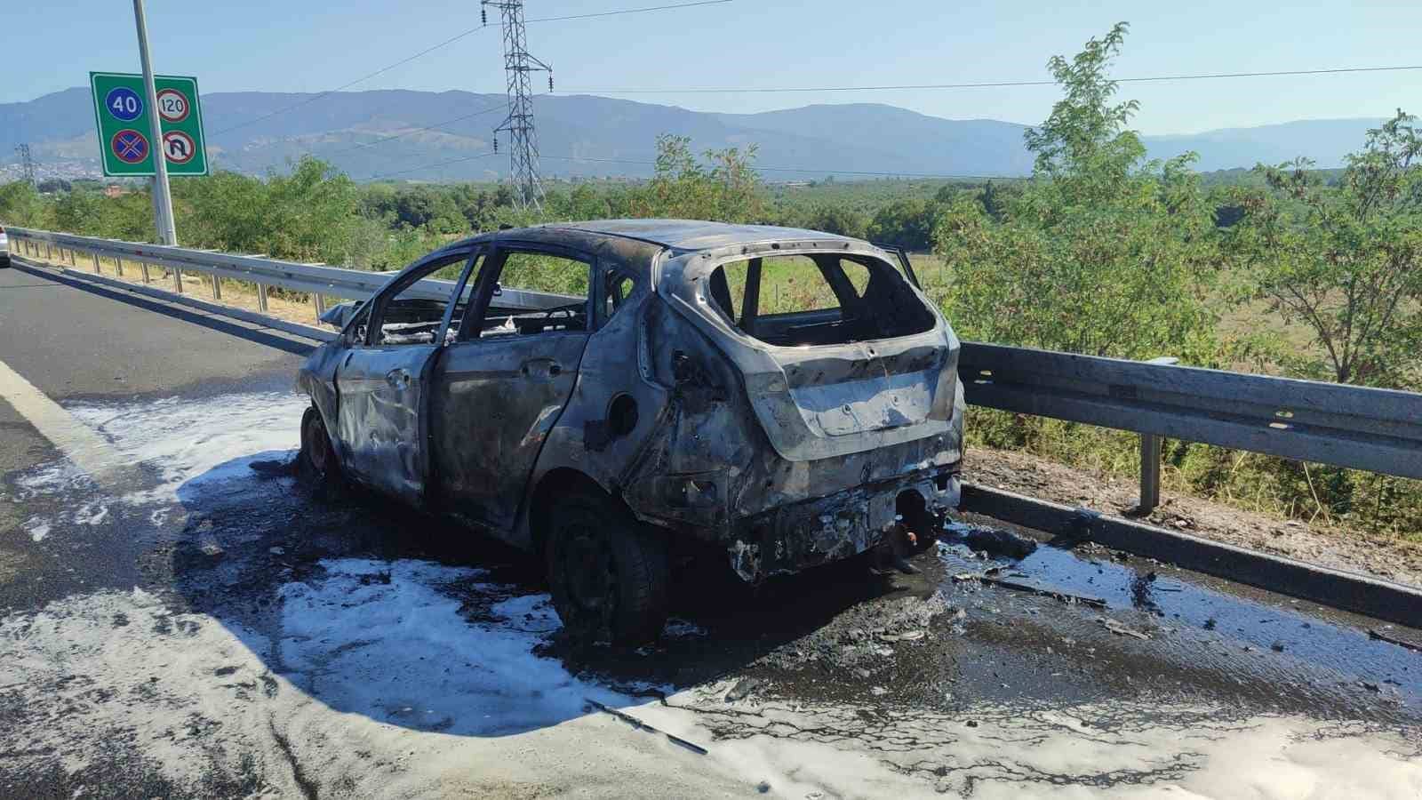 Otomobil alev topuna döndü
