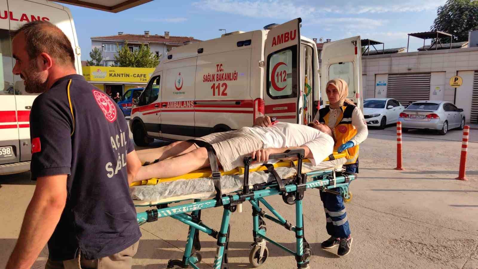 Otomobil ile hafif ticari araç kafa kafaya çarpıştı: 2’si çocuk 7 yaralı