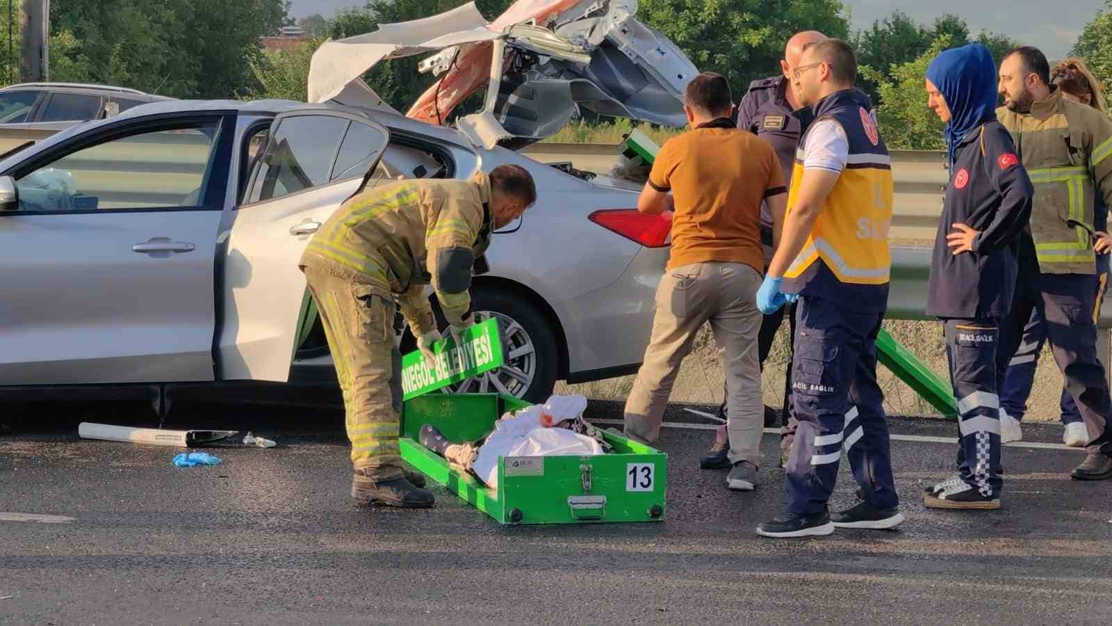 Otomobil sürücüsü tıra böyle çarptı: 1 kişi öldü, 3 kişi yaralandı