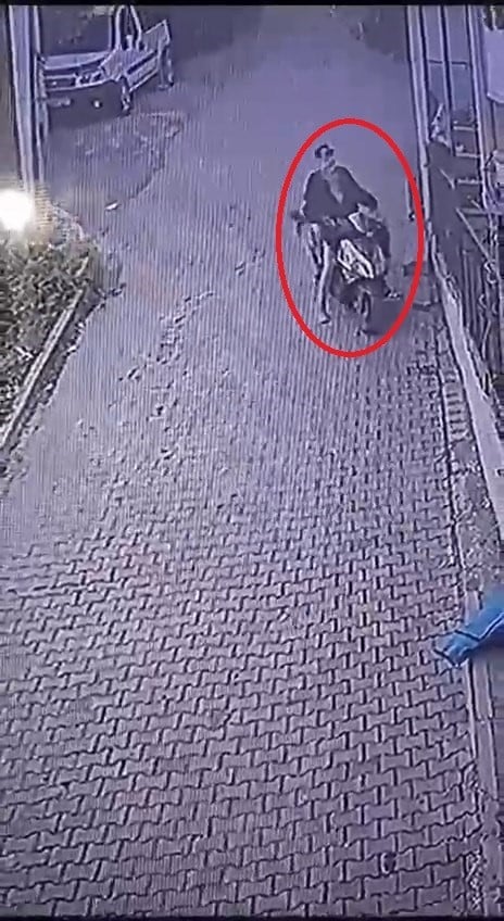 (ÖZEL) Çamaşır hırsızları kamerada... Biri seçti, beğendi, çaldı, diğeri kolaçan edip aldı