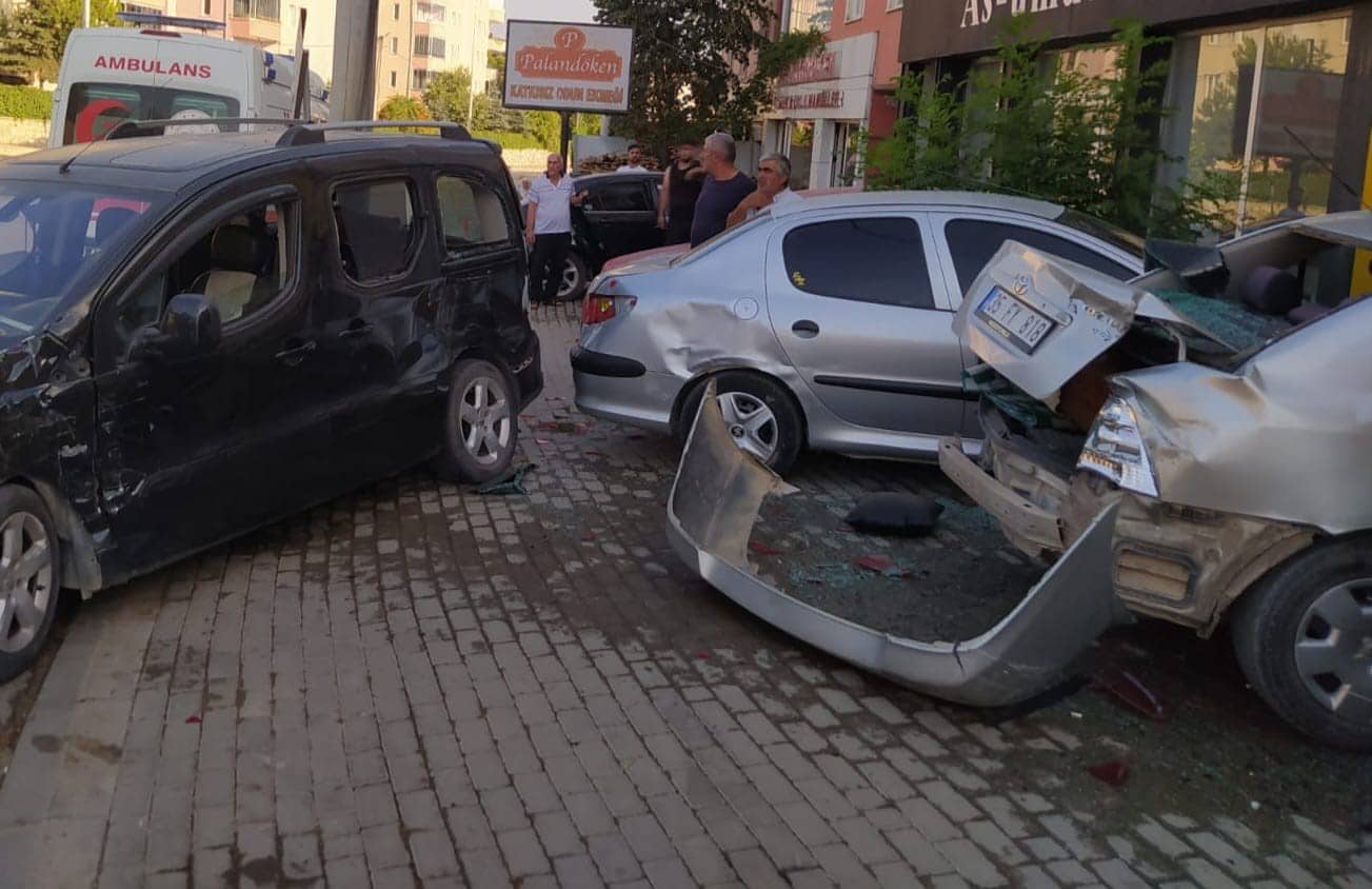 Park halindeki 3 otomobile çarpan aracın görüntüleri güvenlik kamerasına yansıdı