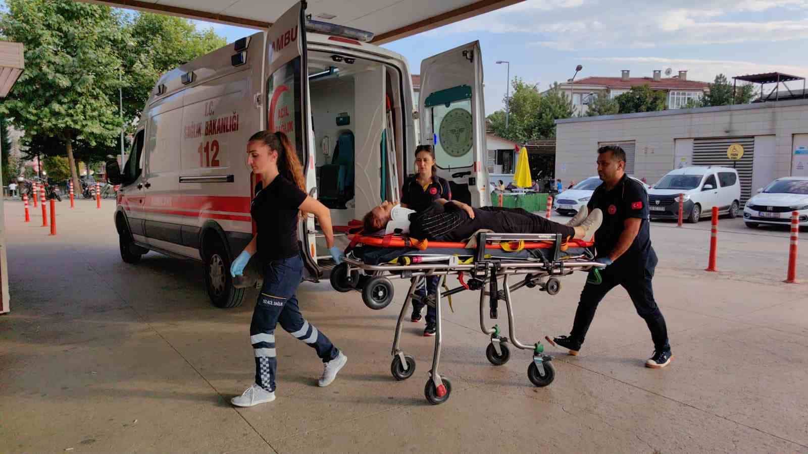 Park halindeki 3 otomobile çarpan aracın görüntüleri güvenlik kamerasına yansıdı