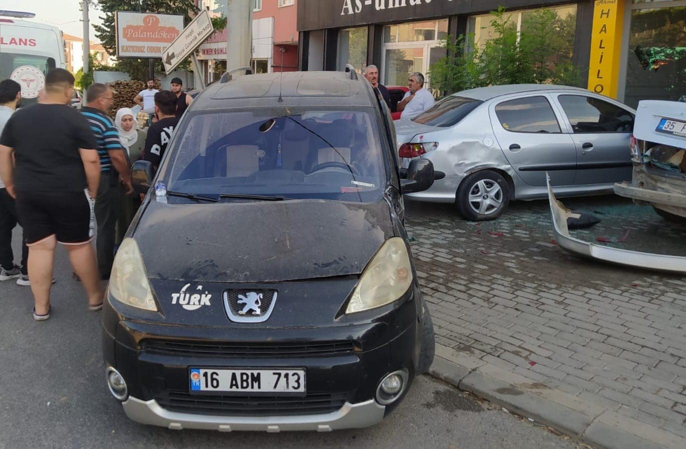 Park halindeki 3 otomobile çarpan aracın görüntüleri güvenlik kamerasına yansıdı