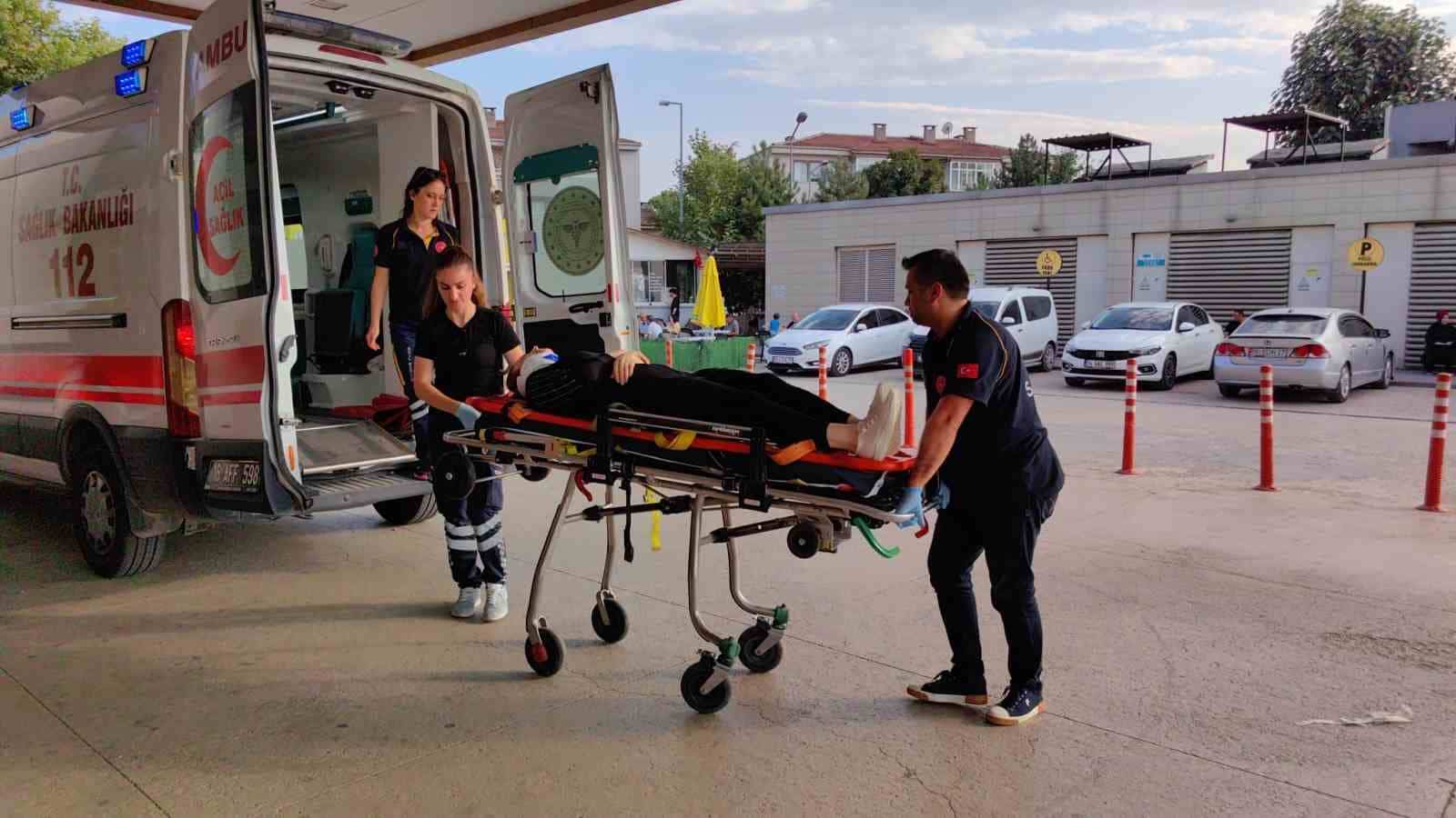 Park halindeki 3 otomobile çarpan aracın görüntüleri güvenlik kamerasına yansıdı