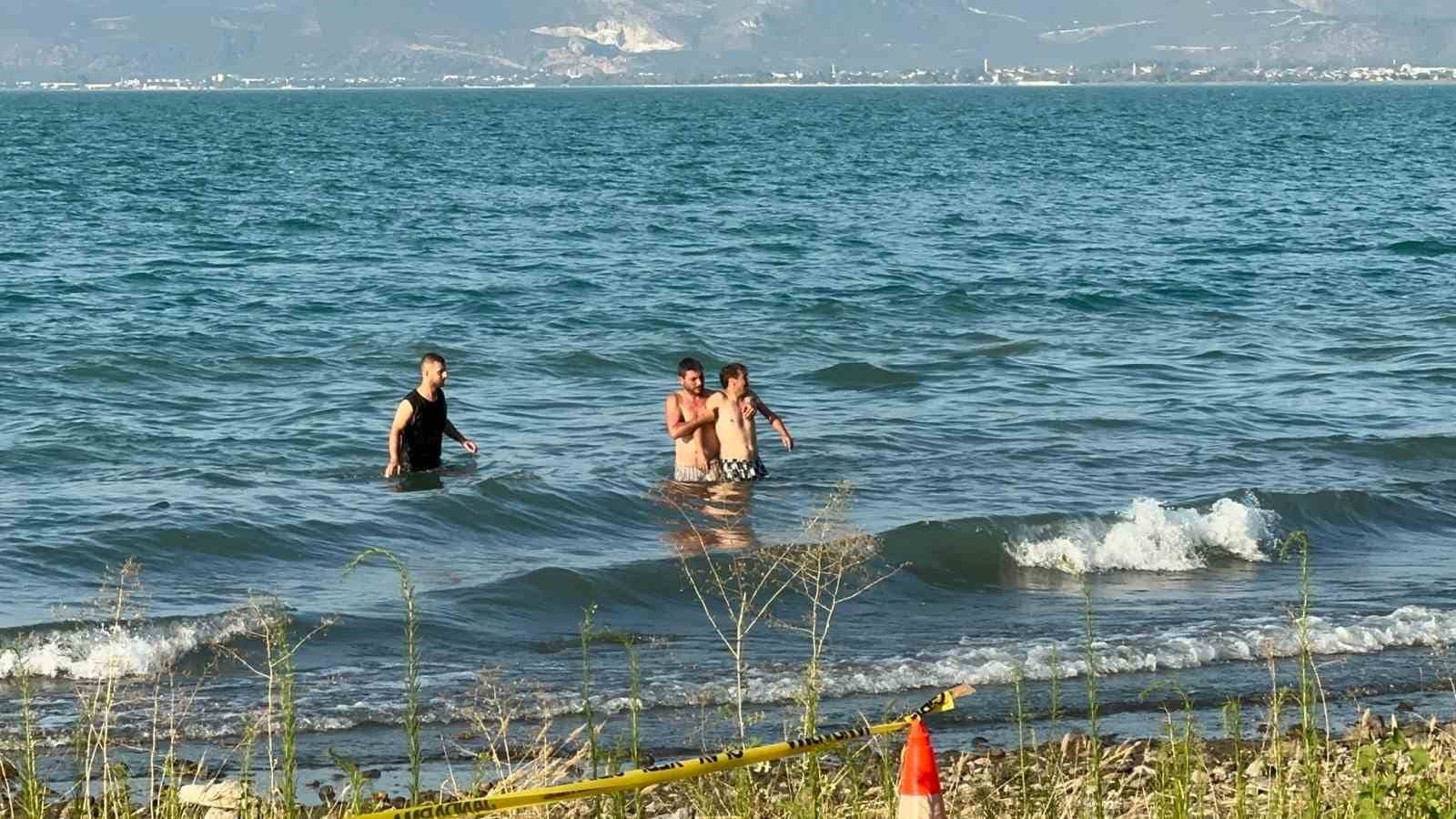 Serinlemek için göle giren çocuk boğuldu