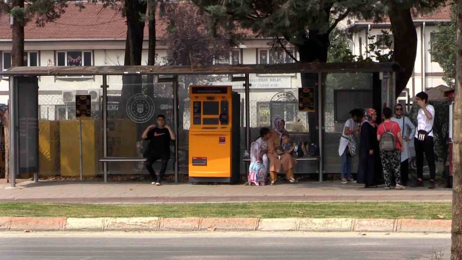 Temizlik personeline sürpriz doğum günü kutlaması