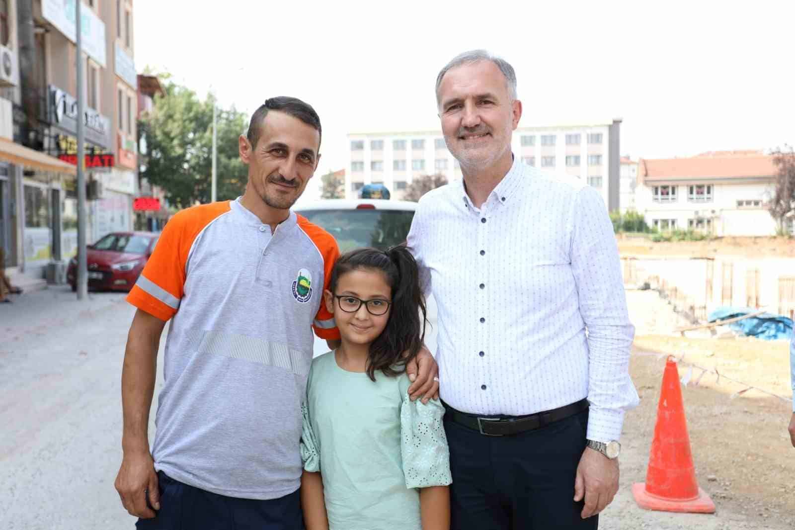 Temizlik personeline sürpriz doğum günü kutlaması