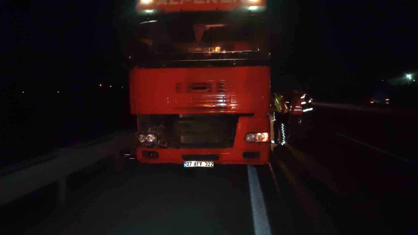 Tır ile bariyer arasına sıkıştı 1 ölü 3 yaralı