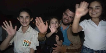 Uludağ’ın meşhur ayı ailesine karpuz festivali düzenledi