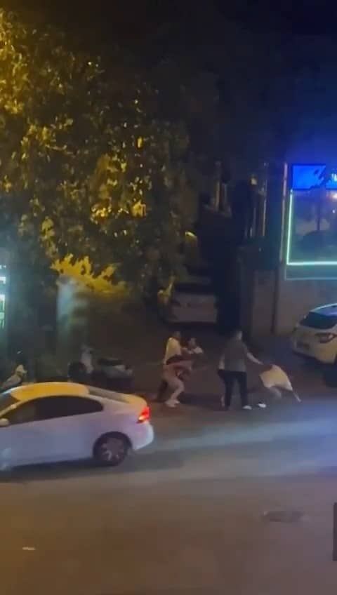 Yan bakma kavgasında cadde boks ringine döndü