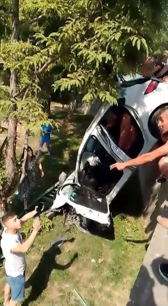 Yoldan çıkan otomobil şarampole uçtu: 3 yaralı