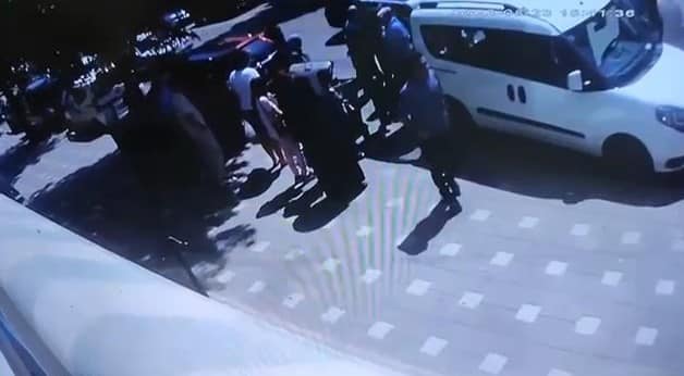 Yolun karşısına geçerken hafif ticari araç çarptı
