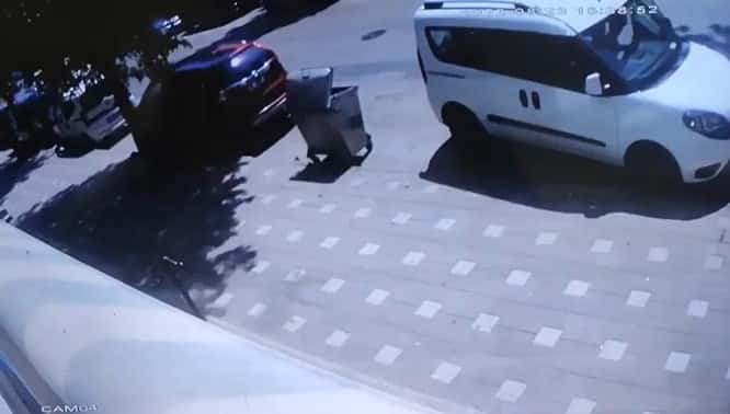 Yolun karşısına geçerken hafif ticari araç çarptı