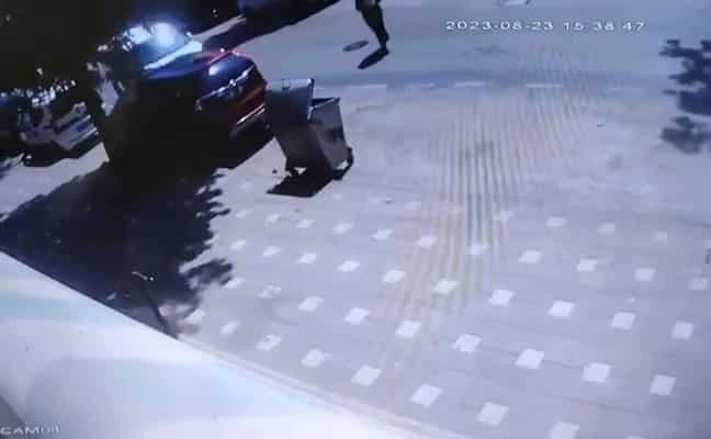 Yolun karşısına geçerken hafif ticari araç çarptı