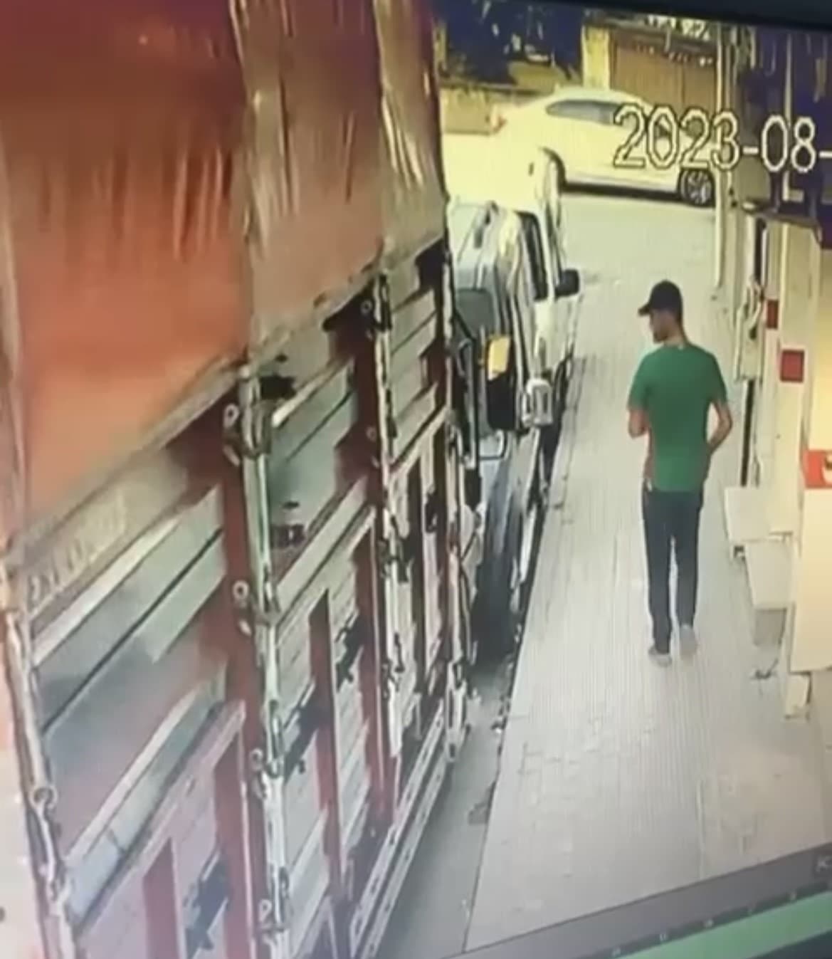 Yürürken fark ettiği telefonu kaşla göz arasında böyle çaldı