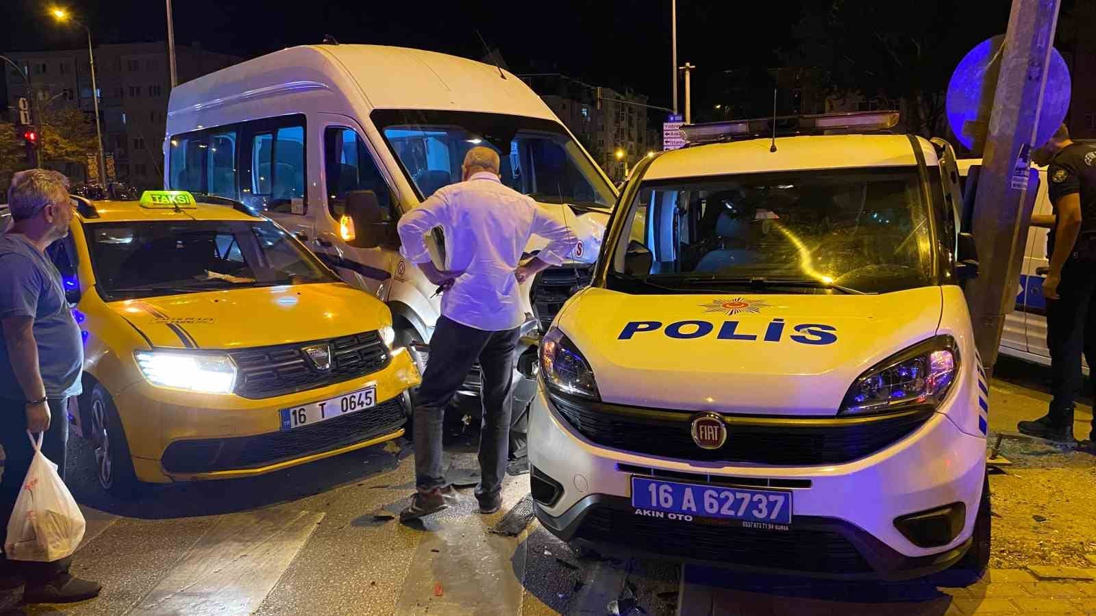 3 araç çarpıştı, 3’ü polis 6 kişi yaralandı