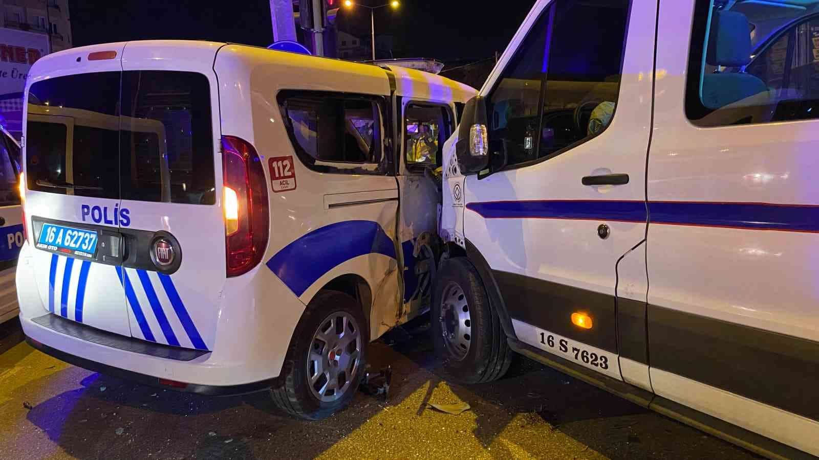 3 araç çarpıştı, 3’ü polis 6 kişi yaralandı