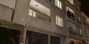 BALKONUNA ATILAN YABANCI MADDE ELİNDE PATLADI