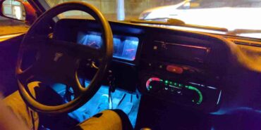 25 YAŞINDAKİ ARACI SATIN ALMAK İÇİN SIRAYA GİRDİLER...O İSE BAKIN ÇAREYİ NASIL BULDU GÖZÜ GİBİ BAKTIĞI ARACI İÇİN ÇOK TALEP ALAN ELEKTRİK TEKNİKERİ, ÇAREYİ "SATILIK DEĞİLDİR" YAZISI ASMAKTA BULDU TEKNİKER ARACINI SATMAMAK İÇİN BU YÖNTEMİ DENEDİ