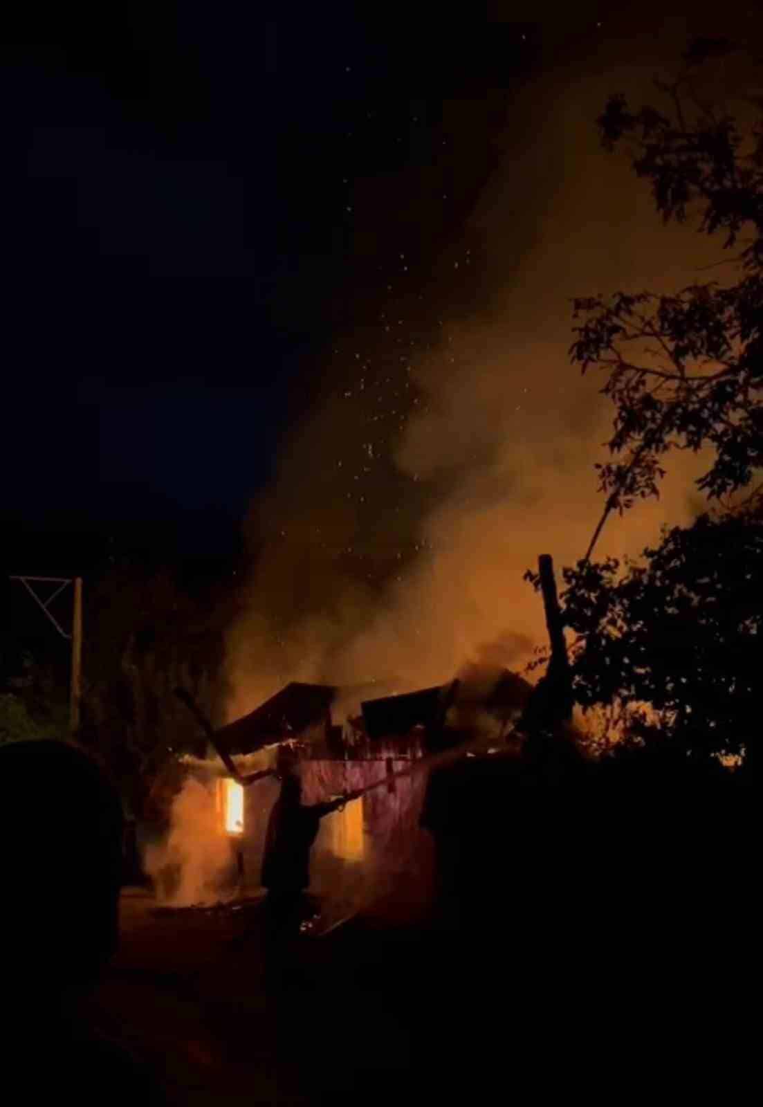 Ahşap evde çıkan yangın evi kullanılamaz hale getirdi