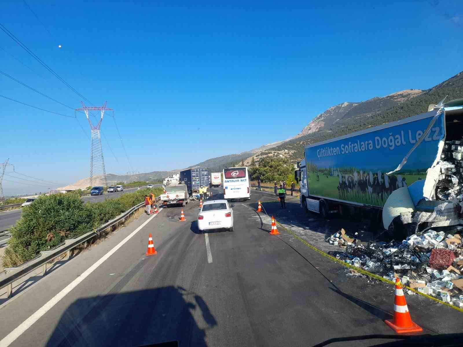 Arıza yapan tıra arkadan gelen tır çarptı : 2 ölü