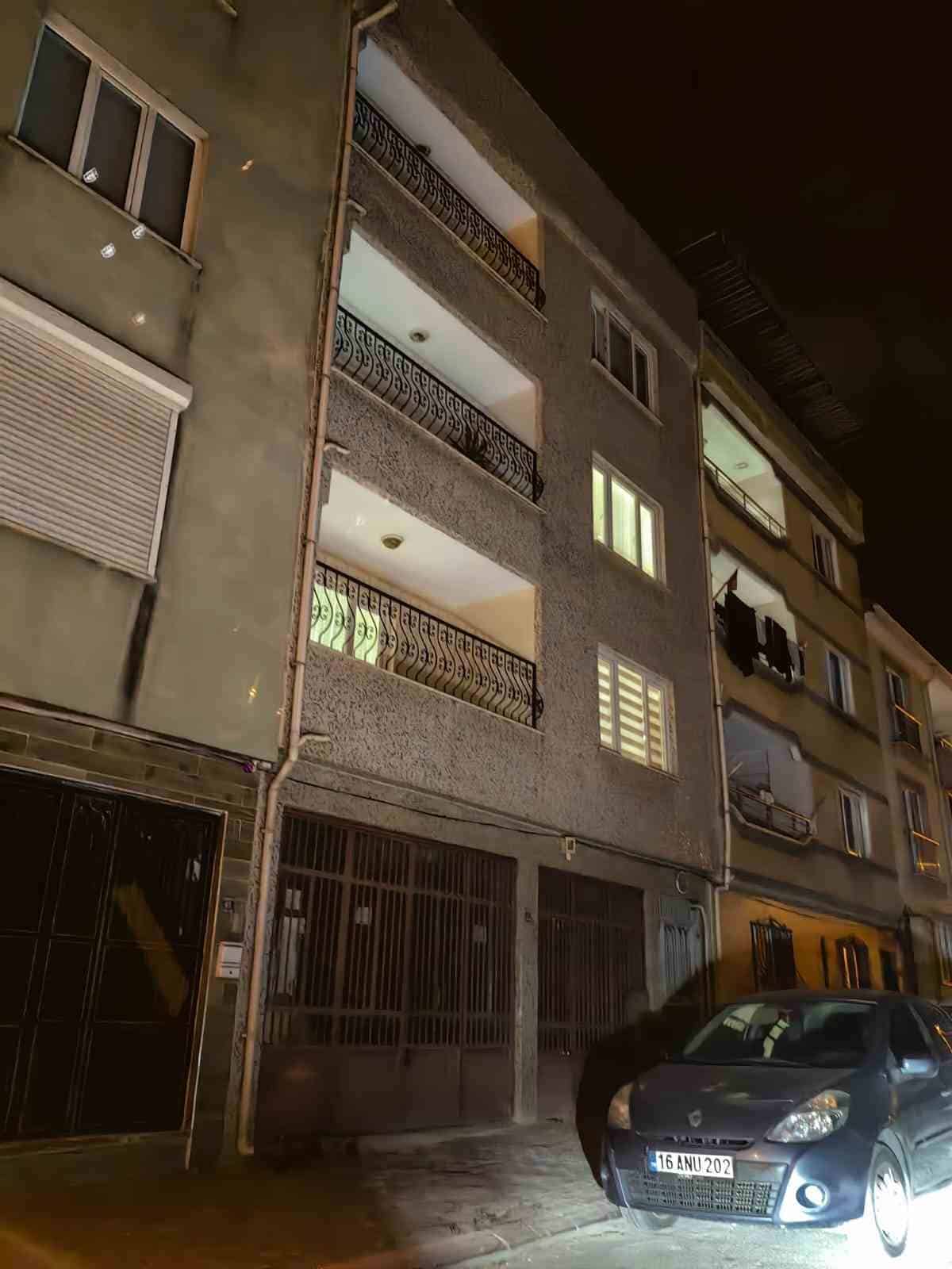 Balkonuna atılan yabancı madde elinde patladı