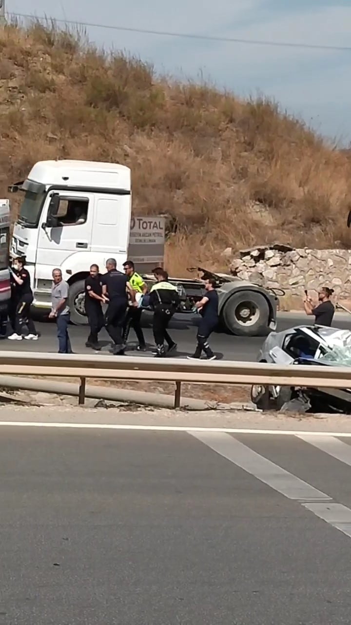 Bursa’da bariyerlere giren araç kullanılamaz hale geldi : 2 yaralı