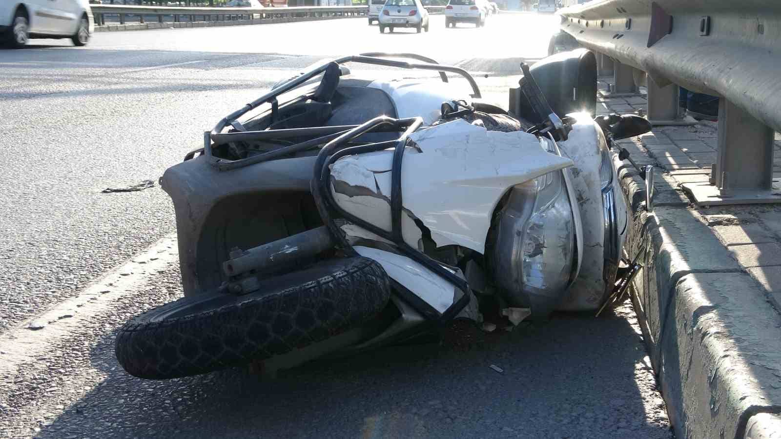 Devrilen motorun sürücüsü bariyerlere çarparak hayatını kaybetti