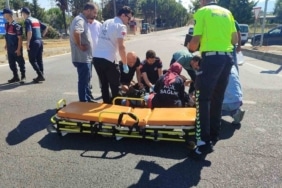 Kırmızıda geçen otomobil motosikletli kadına çarptı