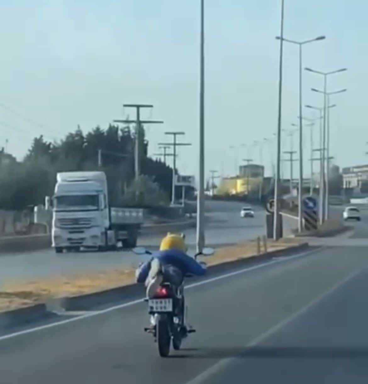 Motosikleti yatarak kullandı, yürekli ağza getirdi
