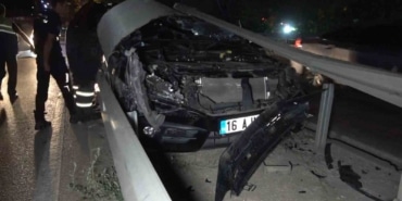 Orta refüje çarptı, otomobili bırakıp kaçtı
