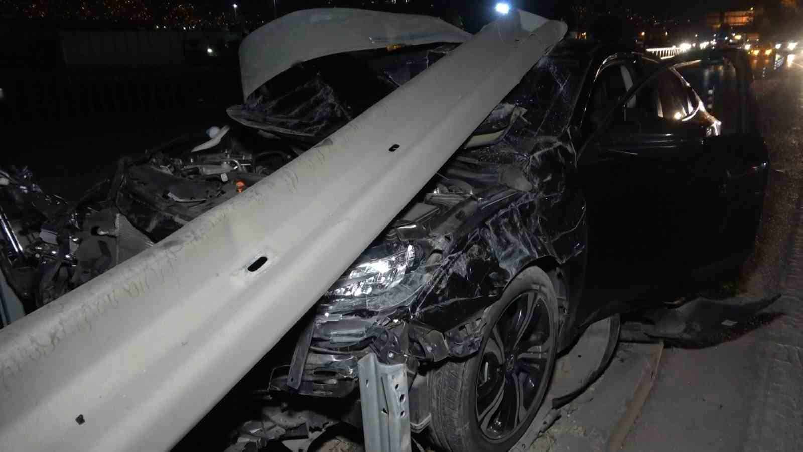 Orta refüje çarptı, otomobili bırakıp kaçtı