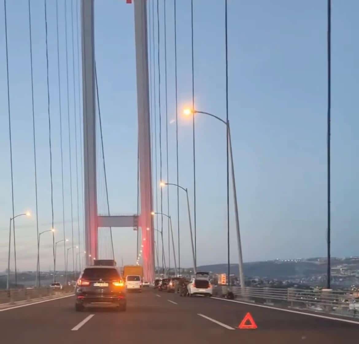 Osmangazi Köprüsünde bir garip olay: Çok sayıda aracın lastikleri aynı anda patladı.