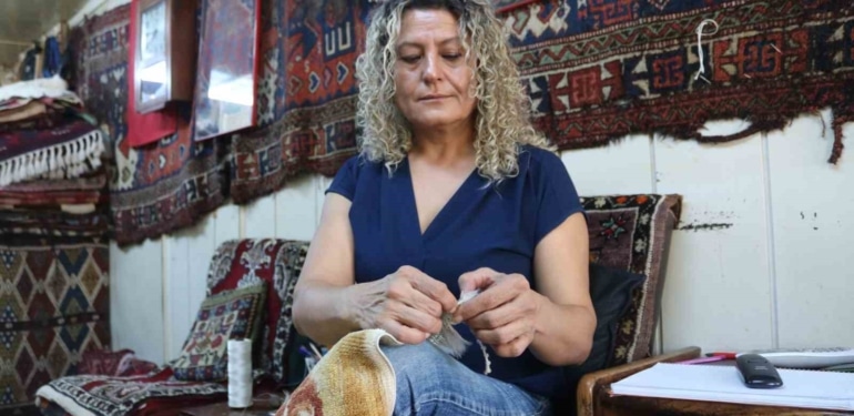 (Özel) Eşinden öğrendi... 32 yıldır antika halıları yeniliyor