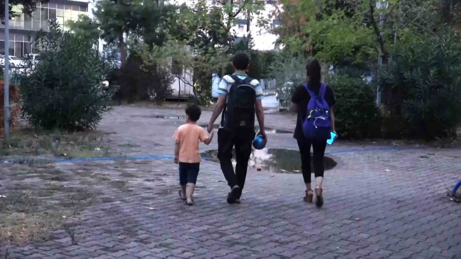 (Özel) Ev sahibi tarafından evden çıkarıldı, hamile eşi ve çocuğu ile hastane bahçesinde kaldı