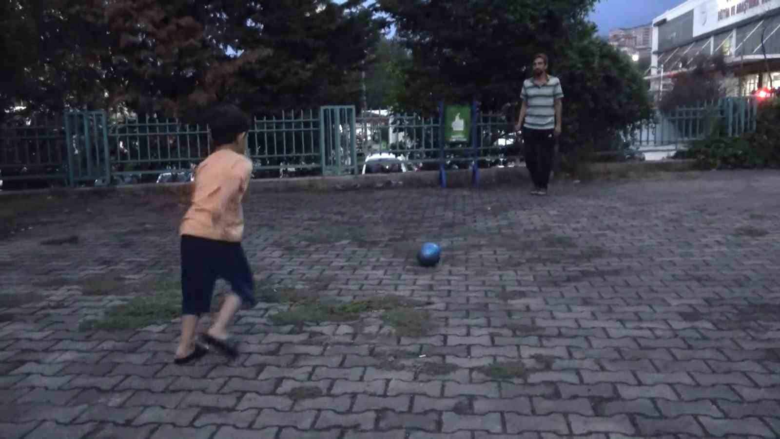 (Özel) Ev sahibi tarafından evden çıkarıldı, hamile eşi ve çocuğu ile hastane bahçesinde kaldı