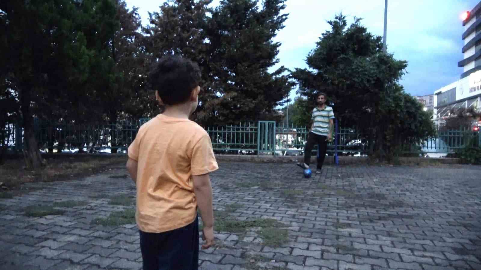 (Özel) Ev sahibi tarafından evden çıkarıldı, hamile eşi ve çocuğu ile hastane bahçesinde kaldı