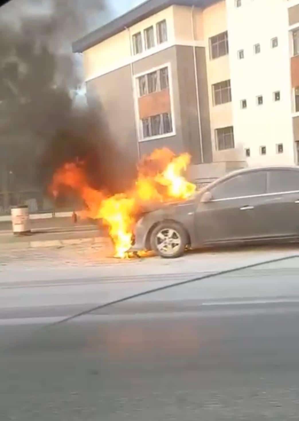 Seyir halindeki otomobil alev alev yandı