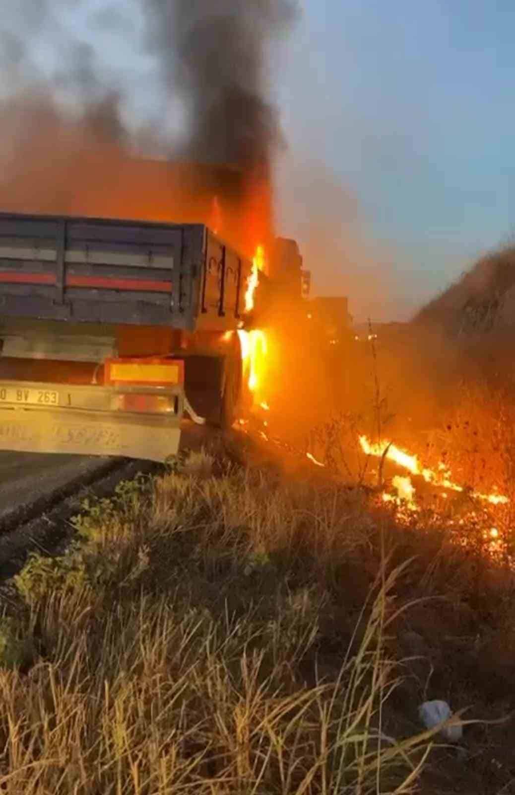 Seyir halindeki tır alev alev yandı