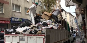 Sokak sokak çöp topladı, babasının evinde biriktirdi