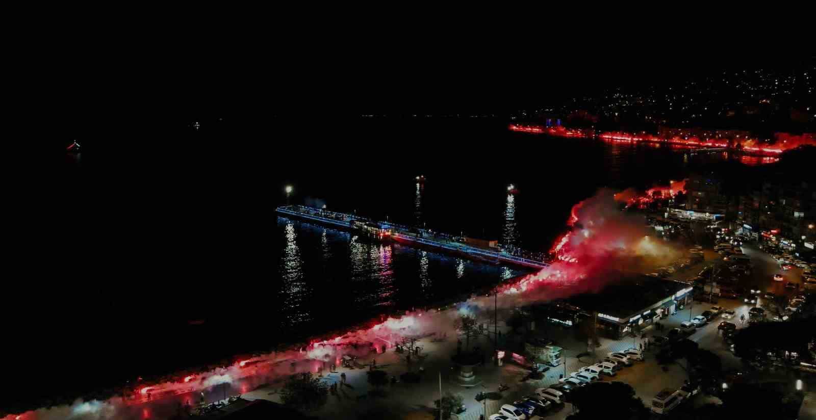 Gemlik’te binlerce meşale Cumhuriyet için yakıldı