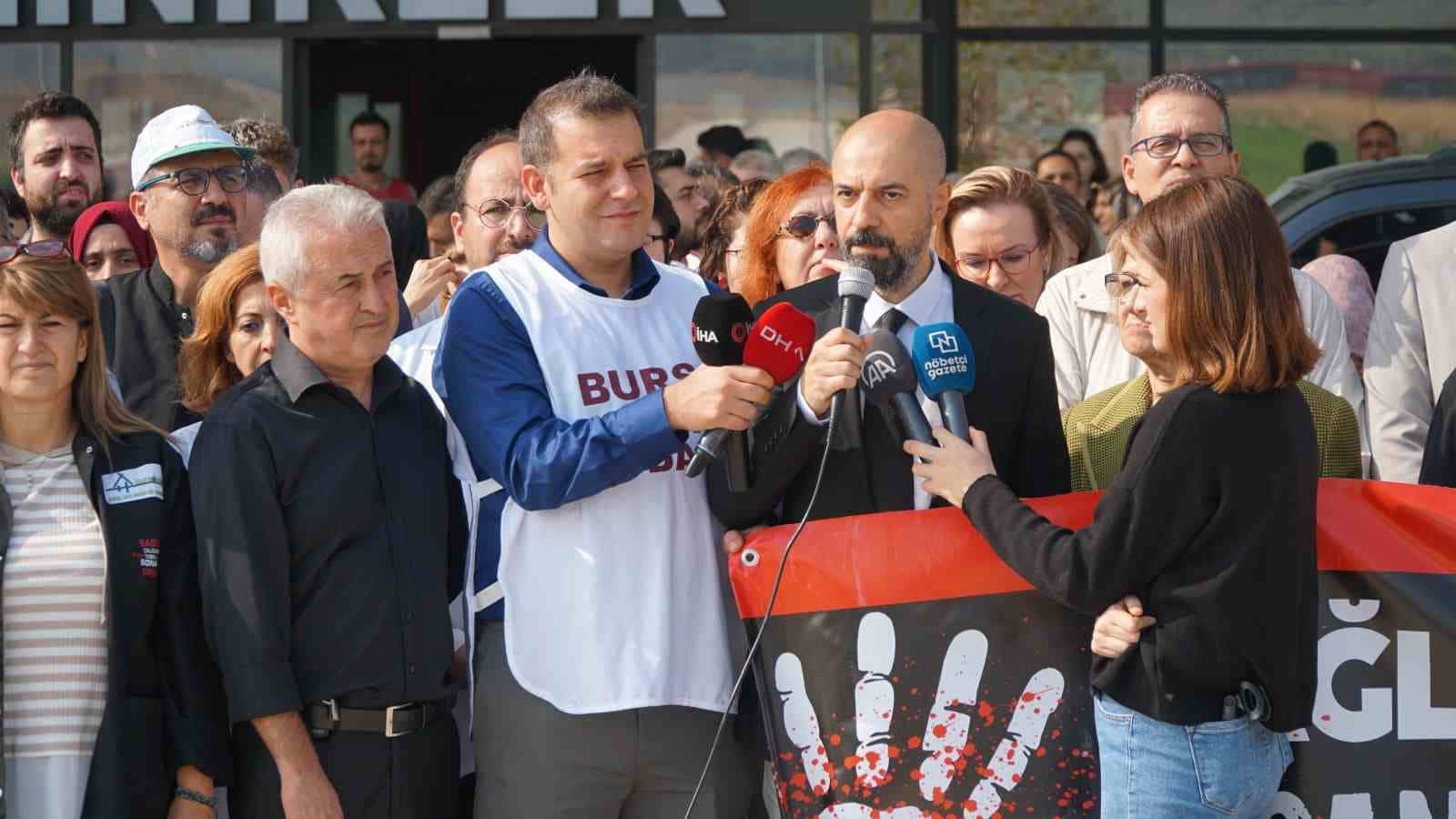 Hasta yakını tarafından darp edilen doktor için onlarca sağlık çalışanı bir araya geldi