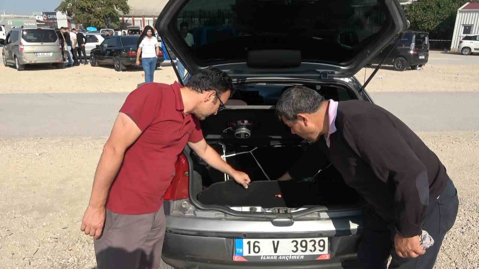 İkinci el oto pazarında sinek avladılar