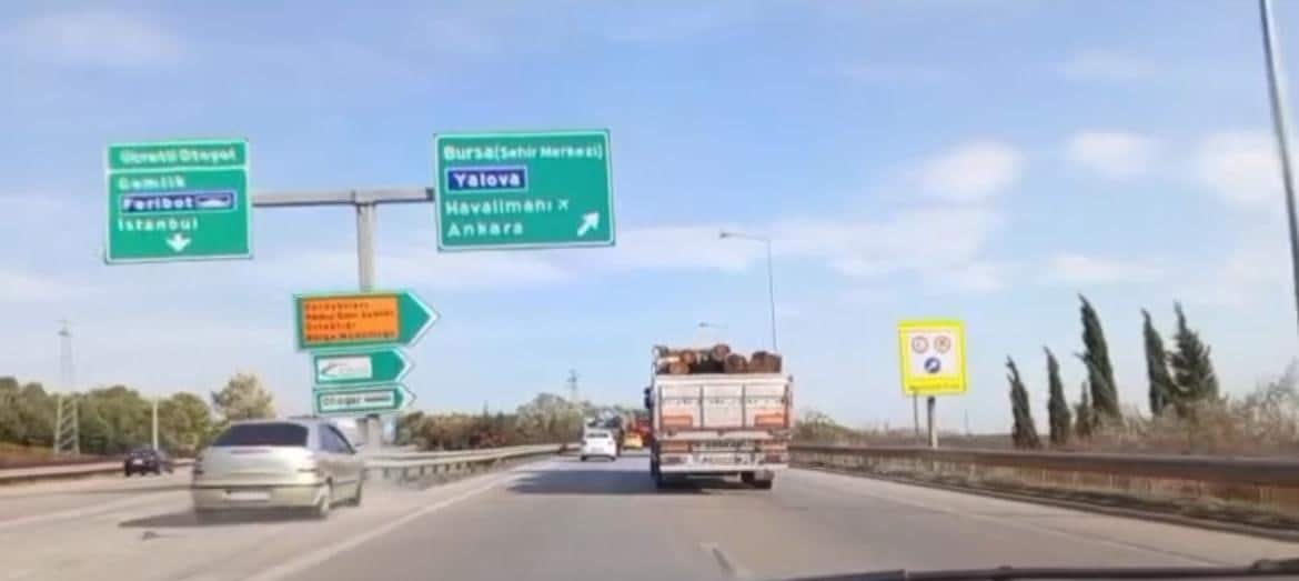 Kararsız sürücü otobanda refüje böyle daldı