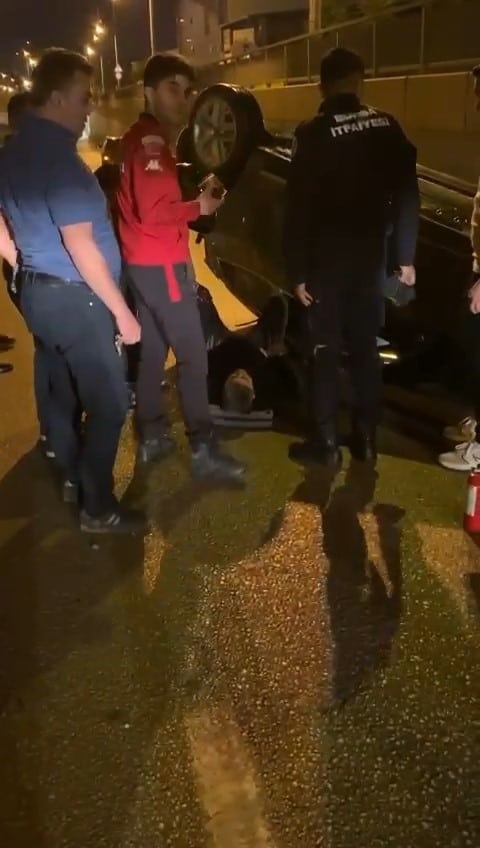 Kontrolden çıkan polis otomobiliyle takla attı