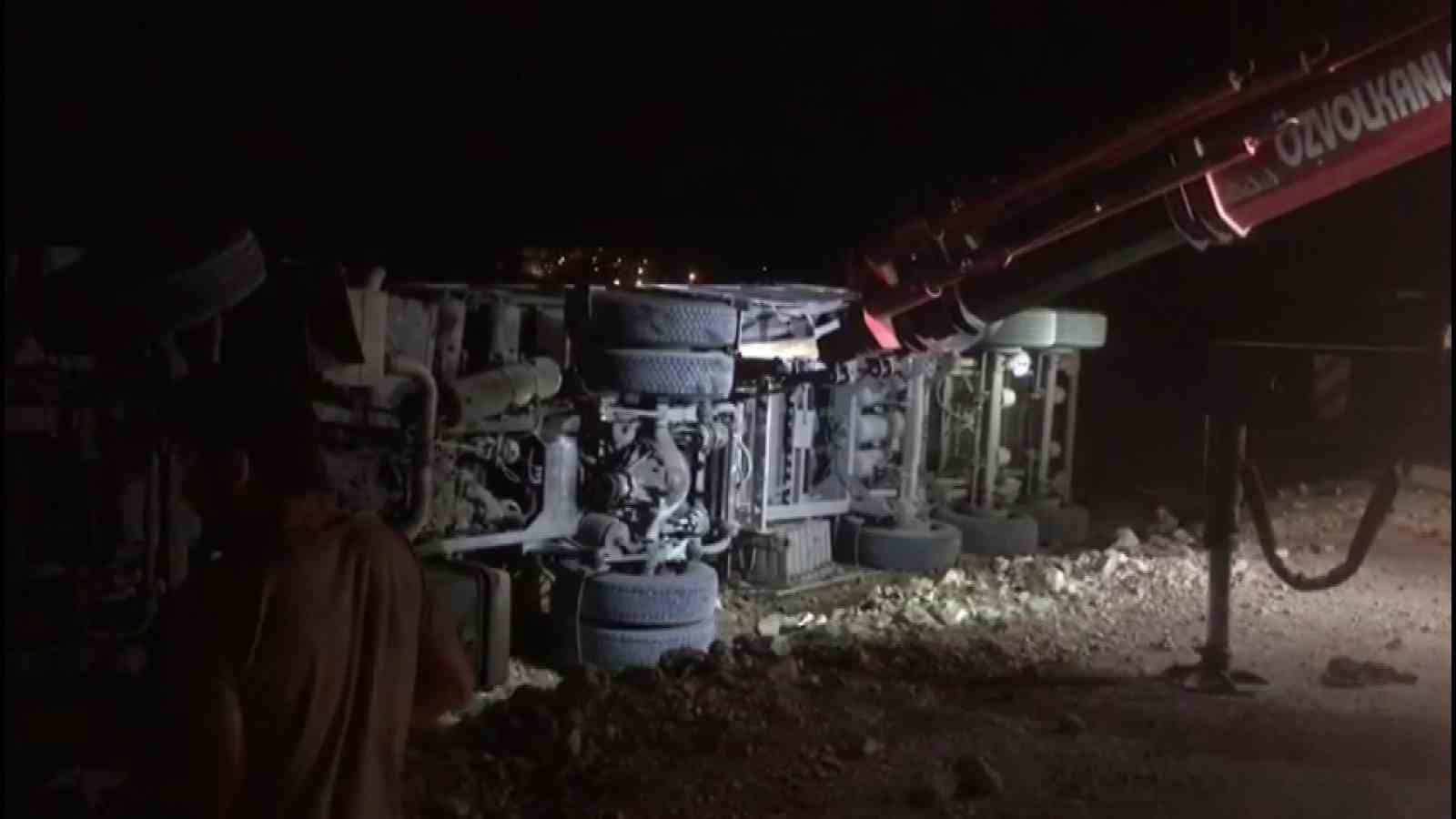 Kontrolden çıkan tır tarlaya uçtu, sürücü tırı bırakıp kaçtı